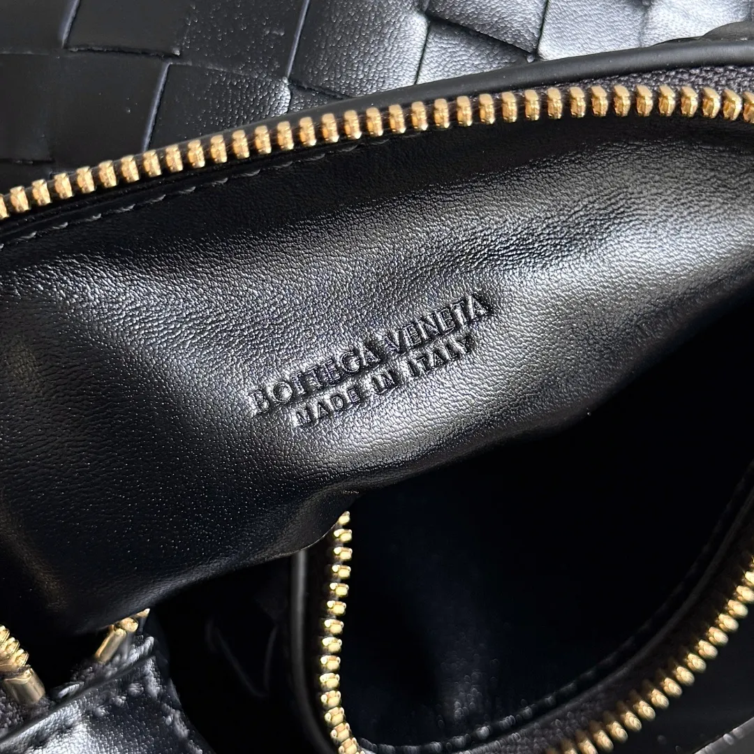 Batch 1880 BOTTEGA VENETA Year of the Snake🐍Limited Edition Wallace's classic Intreccio woven leather lunch bag, equipped with a lifelike golden snake-shaped buckle, playful and smart shape, which means the blessing of the snake. The shoulder strap can be adjusted in length. The shape of the bag evolved from the lunch bag. It has a classic shape and is versatile. The bag capacity is enough to carry mobile phones, keys, cosmetics, etc. during daily commuting and shopping. The limited edition for the Year of the Snake has an extra sense of sophistication and symbolizes the movement of snakes, bringing good luck ~ Style number: 815395 Size: 22*13*9.5cm